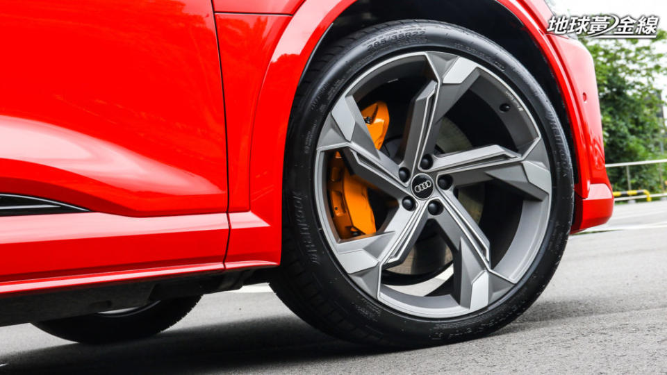 22吋五爪造型Audi Sport輪圈相當吸睛。(攝影/ 陳奕宏)