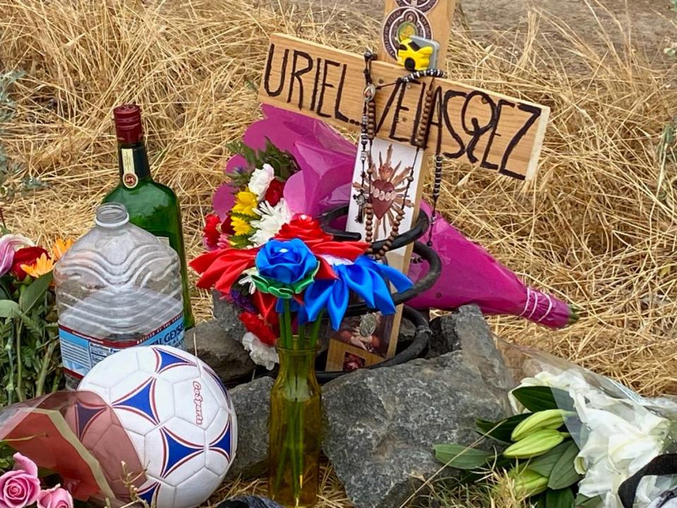 Altar colocado en la Highway 180 y McCall Avenue después de que el ex jugador de futbol de Sanger High Uriel Velásquez muriera en una colisión el sábado 19 de agosto de 2023. ANTHONY GALAVIZ/agalaviz@fresnobee.com