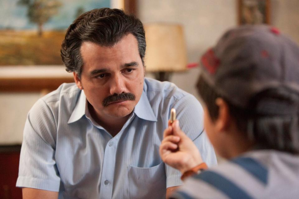 <p>Narcos est une série incontournable qui retrace la vie du célèbre trafiquant de drogue, Pablo Escobar. « Gare à celui qui osera mettre en doute la parole de Pablo Escobar ou qui tenterait de ne pas respecter ses engagements envers le grand patron du Cartel », explique le communiqué Babbel. Concernant la célèbre expression « plata o plomo », elle représente le « moyen de pression utilisé par Pablo Escobar, “l’argent ou le plomb” autrement dit, l’un doit accepter le pot-de-vin ou perdre sa vie ».</p><br>
