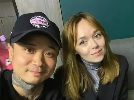 Tattoo artist Wang Tao pictured with his influencer partner who went by 'Russian Nana' online.