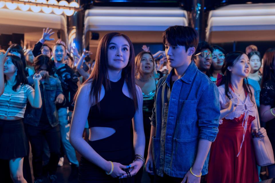 Anna Cathcart as Kitty Song Covey and Minyeong Choi as Dae in XO, Kitty