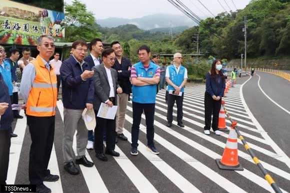 台三線103K彎道頻發生死傷事故惹民怨苗栗縣政府偕同立委邀交通部長會勘共商改善方案，右三為鍾東錦縣長。（記者江乾松攝）