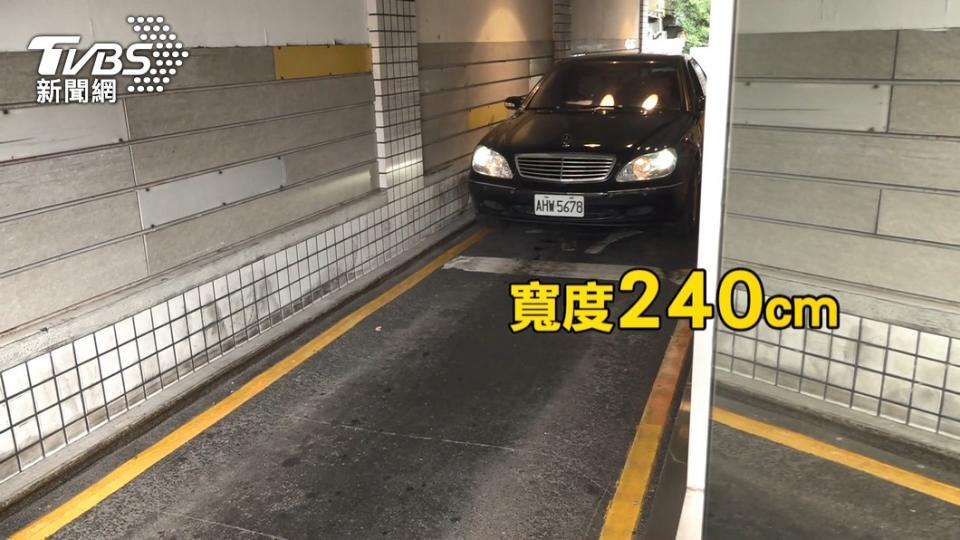 位於台北市重慶北路的麥當勞得來速，車道寬度只有2,400mm被網友戲稱「路考得來速」。(圖片來源/ TVBS)