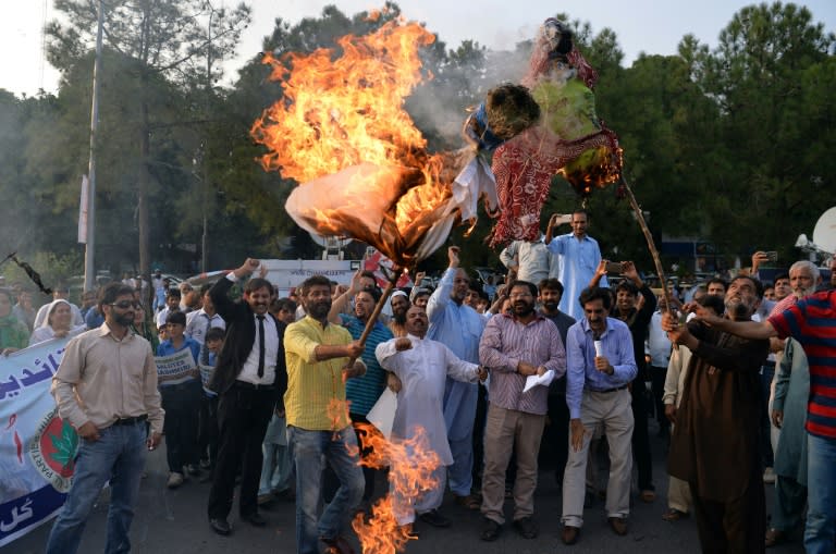 Pakistani Kashmiris burn effigies of Indian Prime Minister Narendra Modi and Foreign Minister Sushma Swaraj during a protest in Islamabad, on September 26, 2016, to show their solidarity with Indian Kashmiri Muslims