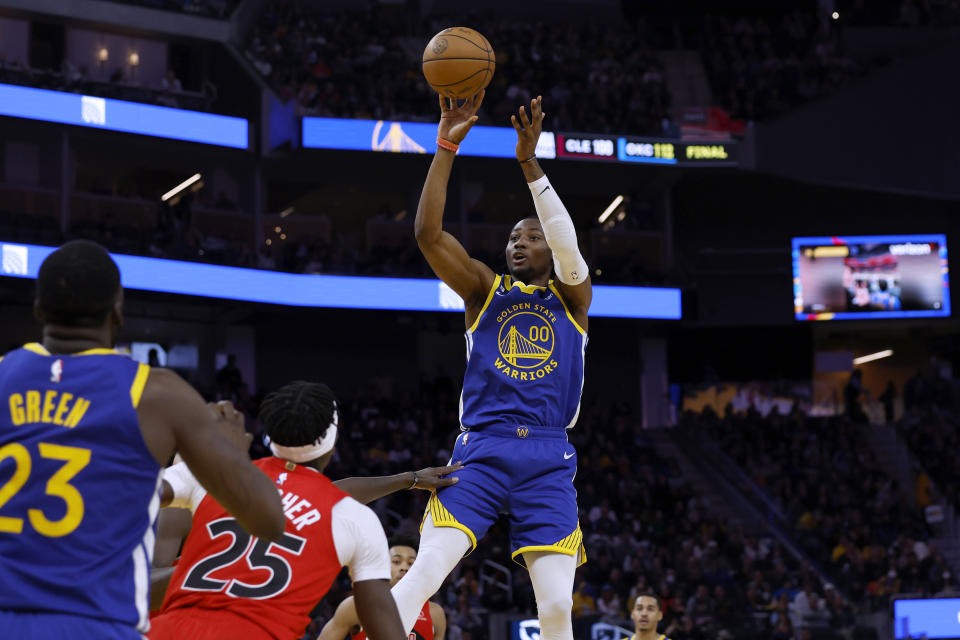 Golden State Warriors forward Jonathan Kuminga (00) shoots against Toronto Raptors forward Chris Boucher (25) during the second half of an NBA basketball game in San Francisco, Friday, Jan. 27, 2023. (AP Photo/Jed Jacobsohn)