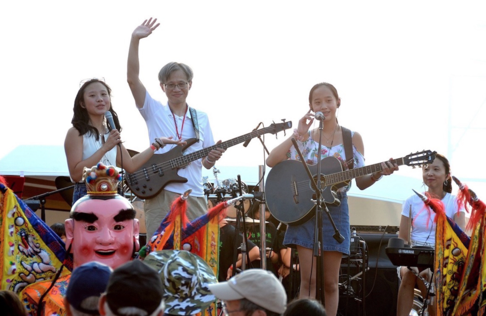 在 2019 Taiwan Yes! Night market 夜市，和父親、姊姊一起表演台灣流行歌曲。圖／Christine Tu　提供