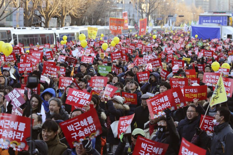 南韓民眾上街要求把總統朴槿惠打入大牢（美聯社）