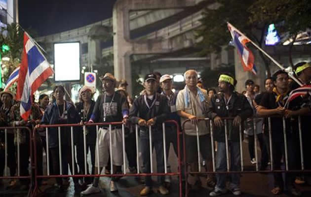 Tens of thousands of Thai opposition protesters occupied major streets in central Bangkok in an attempted "shutdown" of the capital, escalating a campaign to unseat Prime Minister Yingluck Shinawatra. (AFP photo)