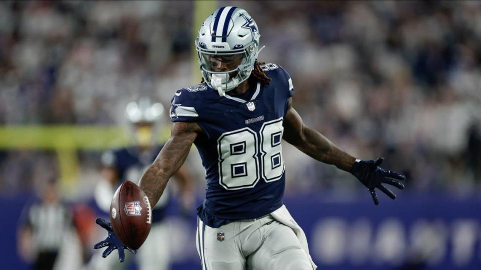 Dallas Cowboys wide receiver CeeDee Lamb (88) can’t come up with a pass against the New York Giants during the second quarter of an NFL football game, Monday, Sept. 26, 2022, in East Rutherford, N.J. (AP Photo/Adam Hunger)