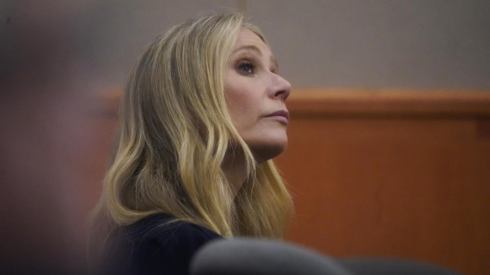 Gwyneth Paltrow sentada en la corte durante una objeción de su abogado en su juicio el viernes 24 de marzo de 2023 en Park City, Utah, donde está acusada de provocar un accidente de esquí en 2016 que supuestamente dejó a un hombre con cuatro costillas rotas y daño cerebral. (Foto AP/Rick Bowmer, Pool)