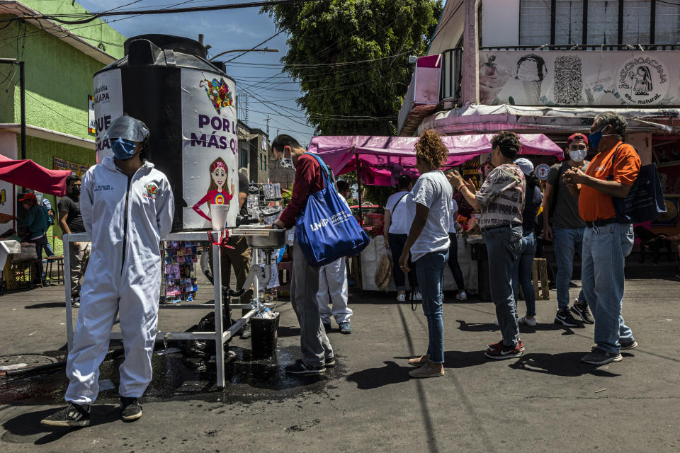 Una estación de lavado de manos a la entrada de un mercado en Iztapalapa. (Daniel Berehulak/The New York Times)