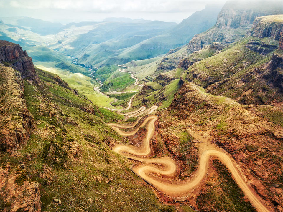 Paso de Sani, es una frontera entre Sudáfrica y Lesotho, con una de las vistas más espectaculares. Foto: Getty Images