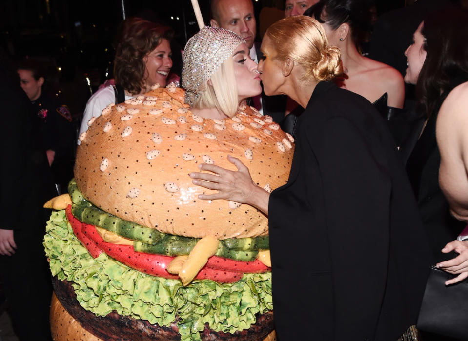Statt abzubeißen, gibt’s ein Küsschen von Céline Dion: Katy Perry macht auf der After-Show-Party aber auch einfach Appetit auf mehr… (Bild: Getty Images)