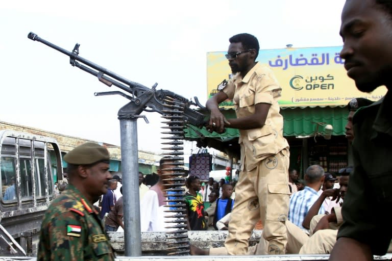 Un membre des forces de sécurité soudanaises sur un pickup équipé d'une mitrailleuse à Gedaref, dans l'est du Soudan, le 3 avril 2024 (-)