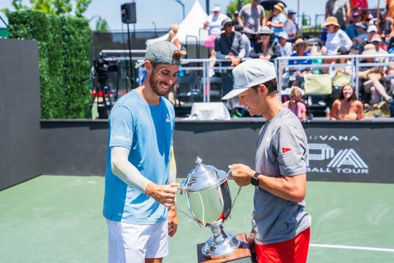 Federico Staksrud (izq.) logró el título de dobles masculino de pickleball en Sacramento, junto a Hayden Patriquin, en el último torneo del Tour