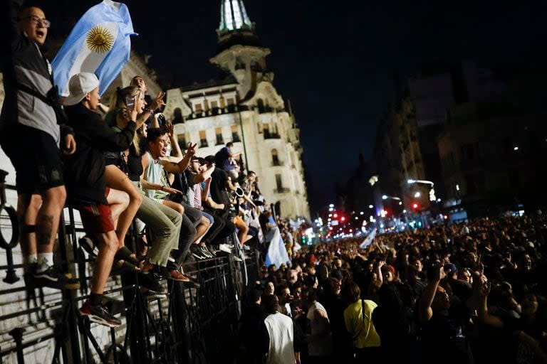 Protesta y cacerolazo frente al congreso nacional, tras las medidas anunciadas por el presidente Javier Milei