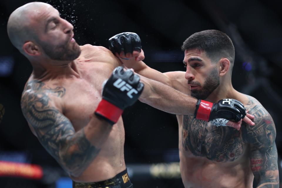 Ilia Topuria (right) knocked out Alexander Volkanovski in round two (Getty Images)