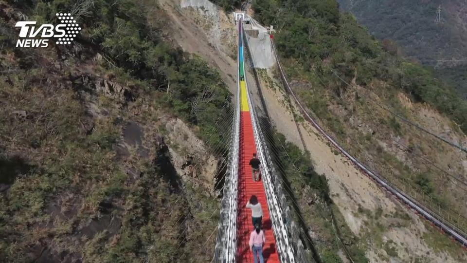 南投信義雙龍部落「彩虹吊橋」啟用，三個月內的假日門票已全部售完。