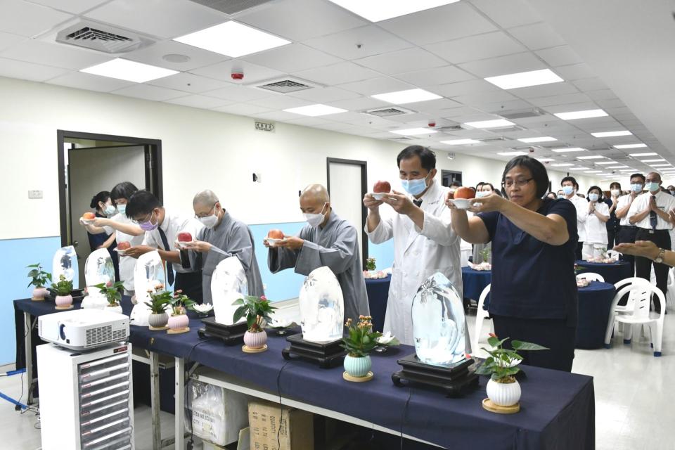 斗六慈濟醫院七月吉祥祈福會由靜思精舍常住師父帶領大眾一起禮敬諸佛