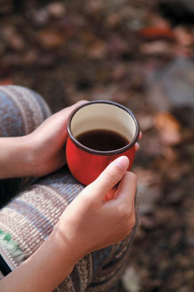 即沖咖啡冒著煙，雙手也不怕燙的緊貼著杯底，讓秋風吹得凍僵的身體暖和起來。