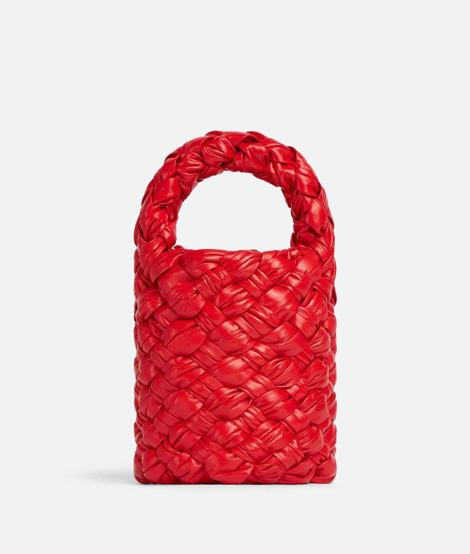 KALIMERO 艷紅色水桶包 NT$ 184,400。（Bottega Veneta）