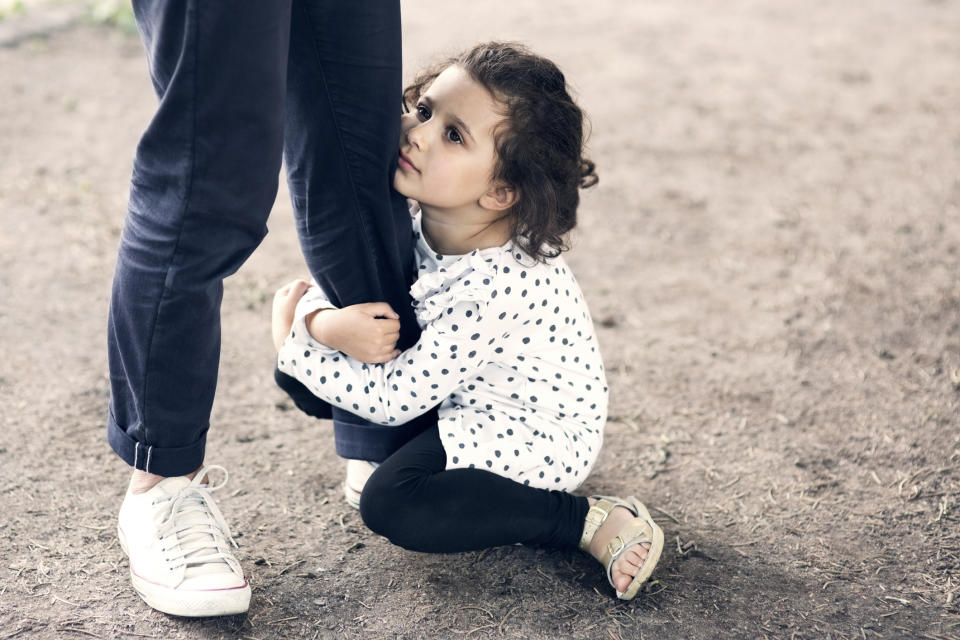 Es ist normal, dass Kinder ängstlich sind, wenn sie zum ersten Mal das Haus ohne ihre Eltern verlassen. Aber wenn diese Angst länger als einen Monat anhält, könnte das ein Grund zur Sorge sein. - Copyright: Maskot / Getty Images