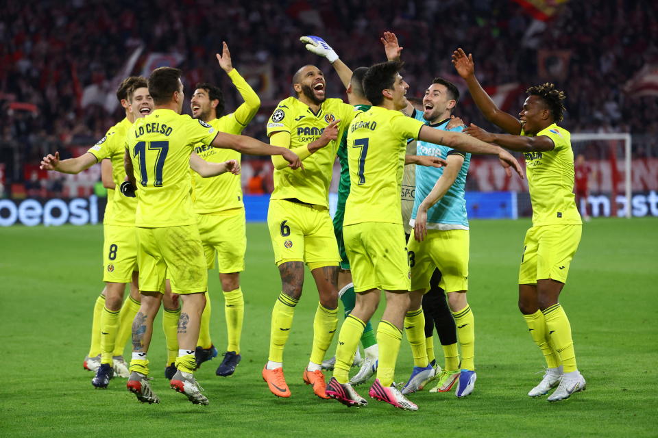 Jugadores del Villarreal celebrando el pase a las semifinales de la Champions League. (Foto por Kai Pfaffenbach/Reuters) 