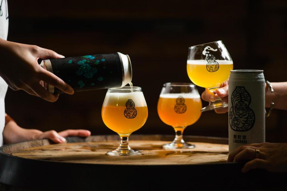 「Hop Lanterns酒花飛高高」是「臺虎精釀」推出的第一支非聯名的限量罐裝啤酒。雖高達9％的酒精度，然因酒花的芬芳香氣削去了厚重酒感。（600元／一組4罐不分售）