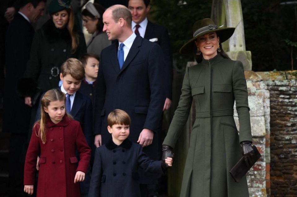 英國王室威廉王子與凱特王妃帶著3個孩子參加耶誕禮拜。（AFP）