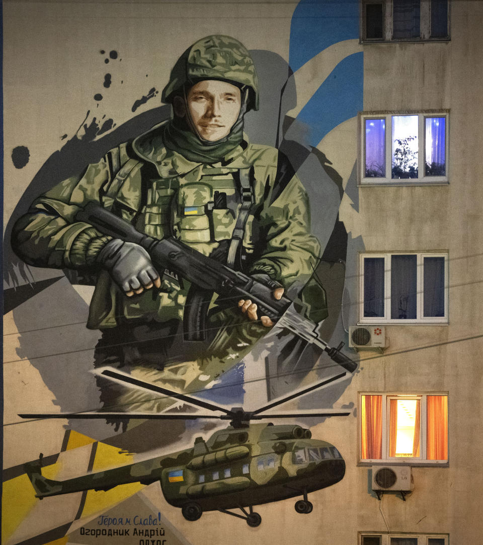 Un mural muestra a Andriy Ogorodnik, un soldado de 23 años del Regimiento de Azov, en un edificio de apartamentos en Kiev, Ucrania, el 2 de febrero de 2024. Ogorodnik murió en combate contra las tropas rusas el 26 de abril de 2022, durante la defensa de la planta Azovstal en Mariúpol. (AP Foto/Efrem Lukatsky)