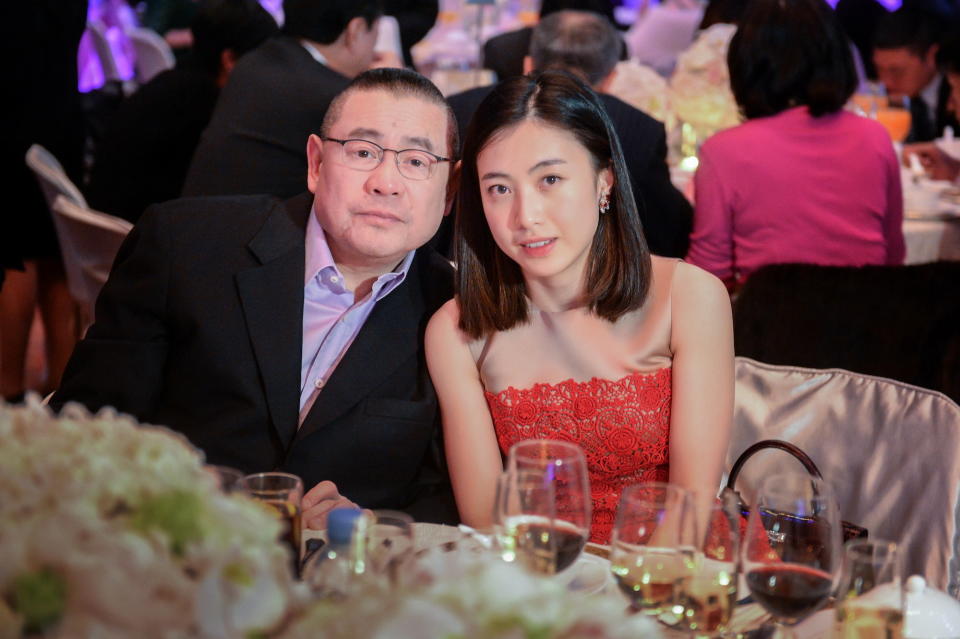 El multimillonario Joseph Lau Luen y su novia Chan Hoi-wan en la boda de Irene Wang y Karson Choi el 30 de noviembre de 2013 en Hong Kong. (Foto de Visual China Group a través de Getty Images)