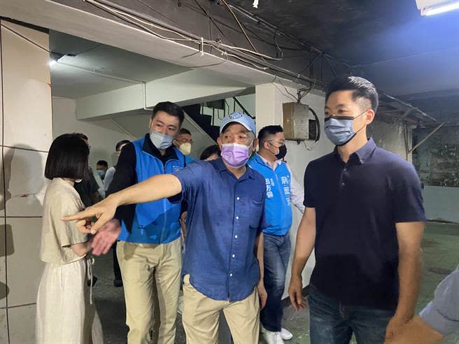 國民黨台北市長參選人蔣萬安（右一）在信維大樓主委廖廣志（右三）帶領下查看信維大樓居住環境。（陳薏云攝）