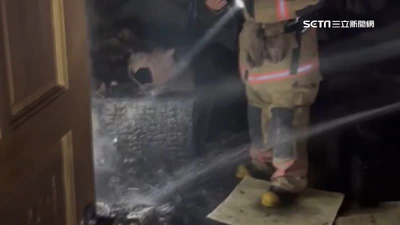 消防人員獲報趕到現場滅火救援。