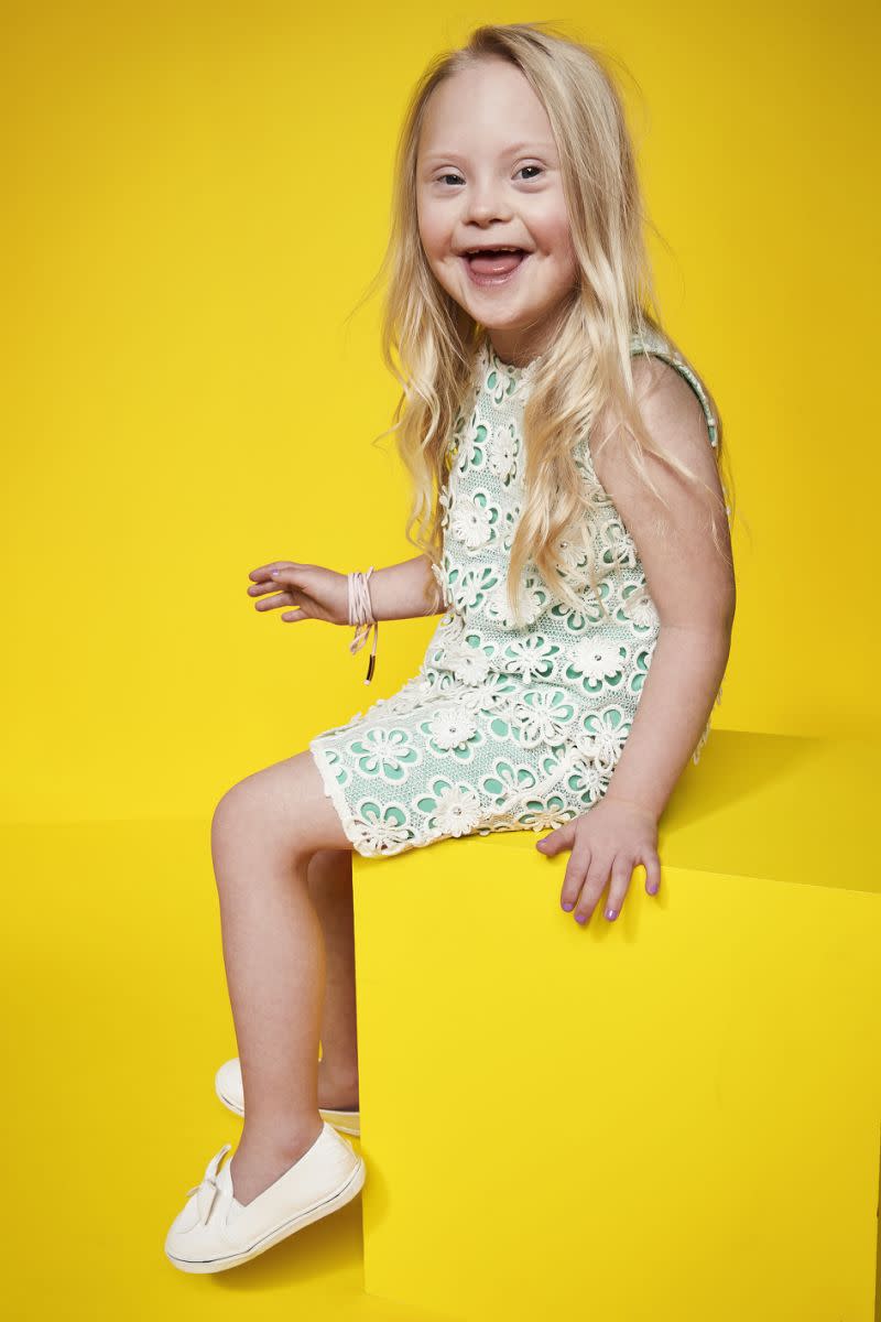 Cora, atteinte du syndrome de Down pose comme une pro pour la campagne publicitaire [Photo : River Island]