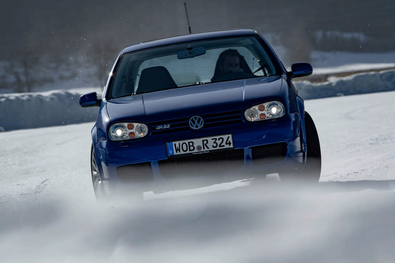 Volkswagen安排Golf R32與Golf R在雪地比拼。