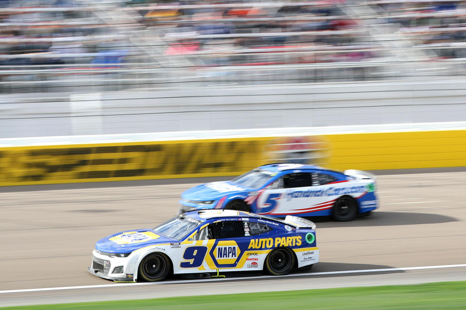 LAS VEGAS, NEVADA - MARCH 06: Chase Elliott, driver of the #9 NAPA Auto Parts Chevrolet, and Kyle Larson, driver of the #5 HendrickCars.com Chevrolet, race during the NASCAR Cup Series Pennzoil 400 at Las Vegas Motor Speedway on March 06, 2022 in Las Vegas, Nevada. (Photo by Meg Oliphant/Getty Images)