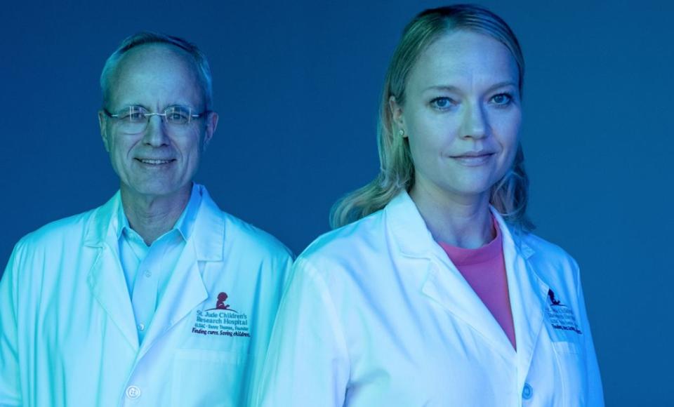 Stephen Gottschalk y Ewelina Mamcarz, investigadores del St. Jude Hospital que trabajan en el desarrollo de terapias génicas 