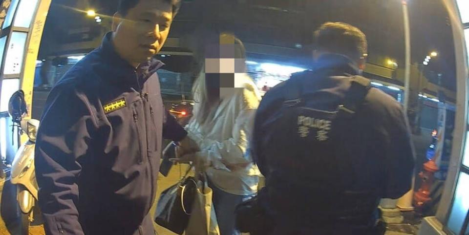 其實警方是衝著被台南地檢署通緝的林女（白衣）而來的。（翻攝畫面）