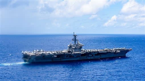 美軍羅斯福號在菲律賓海進行演習。（圖／翻攝自U.S. 7th Fleet臉書）