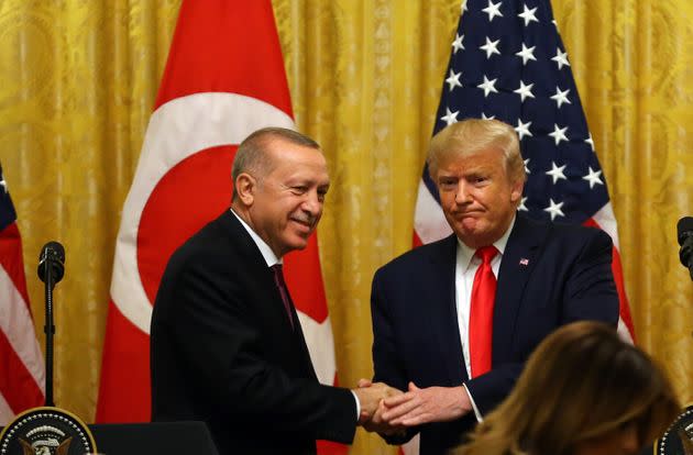 Türkiye Cumhurbaşkanı Recep Tayyip Erdoğan ve ardından Başkan Donald Trump, 2019 Beyaz Saray basın toplantısında.