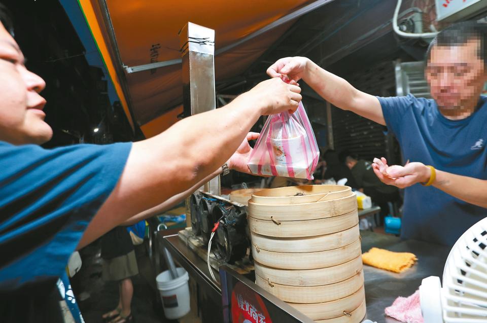 台北醫學大學發現國人尿液塑化劑代謝物濃度高於許多歐美國家，外帶食物常用塑膠袋是原因之一。記者胡經周／攝影
