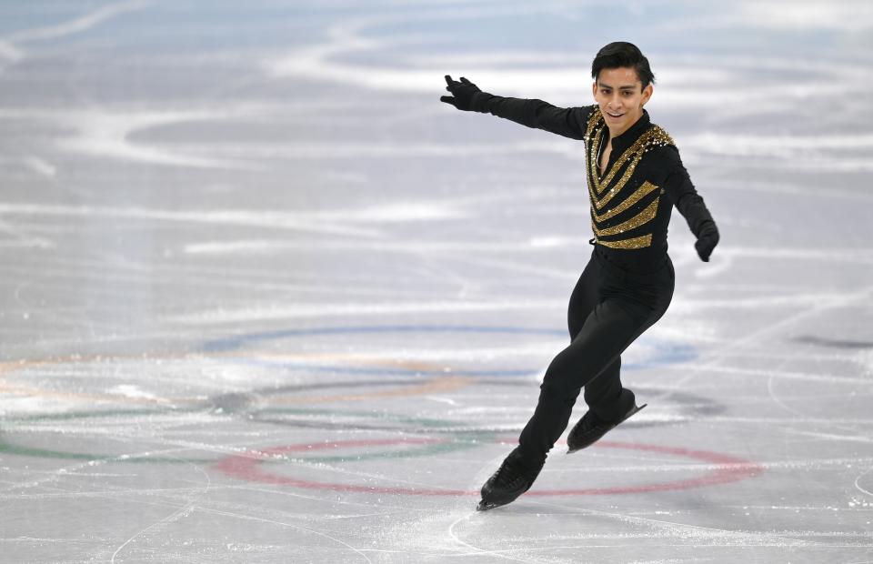 Este es el traje que usó Carrillo y que la gente comparó con Juan Gabriel. (Foto: Liu Xiao/Xinhua via Getty Images)