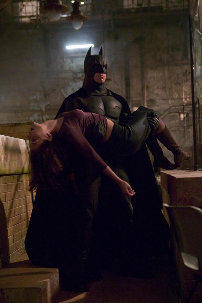 《蝙蝠俠：開戰時刻》不說你不知道，蝙蝠俠抱著的，是前「阿湯嫂」凱蒂荷姆絲。（華納兄弟提供）