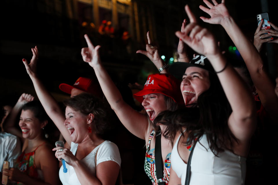 Simpatizantes del expresidente brasileño Luiz Inácio Lula da Silva festejan los resultados parciales tras el cierre de las urnas en la segunda vuelta electoral de Brasil, el domingo 30 de octubre de 2022, en Río de Janeiro. (AP Foto/Bruna Prado)