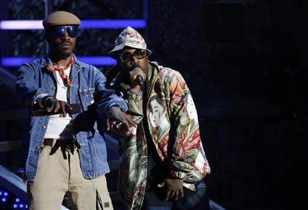 André 3000 and Big Boi of Outkast address the audience during the 2006 VH1 Hip Hop Honors ceremony in New York City October 7, 2006. REUTERS/Lucas Jackson