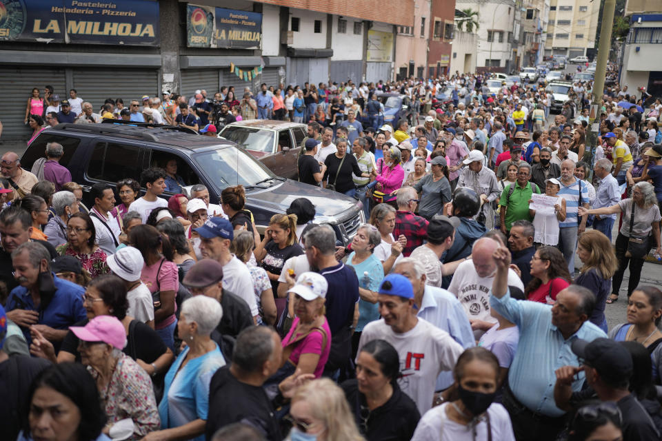 Cientos de personas hacen fila para votar en las elecciones primarias de la oposición en Caracas, Venezuela, el domingo 22 de octubre de 2023. La oposición elegirá un candidato para desafiar al presidente Nicolás Maduro en las elecciones presidenciales de 2024. (Foto AP/Matías Delacroix)