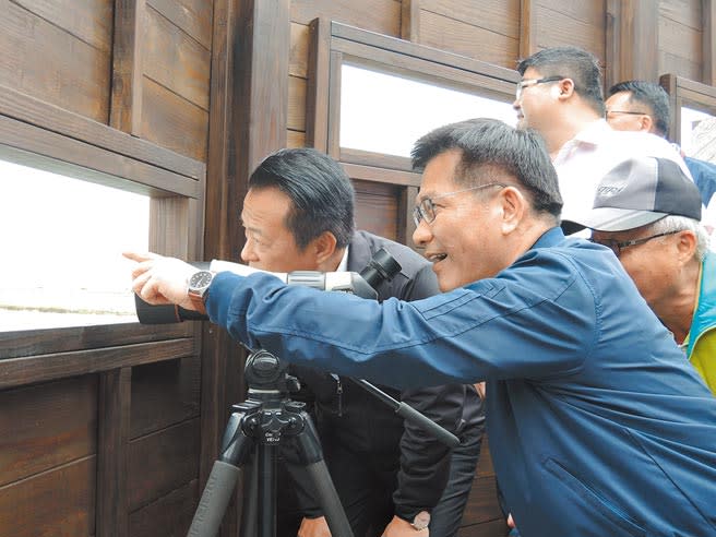 交通部長林佳龍（前）在嘉義縣長翁章梁（左一）陪同下，透過望遠鏡觀賞候鳥，看得驚呼連連。（張毓翎攝）