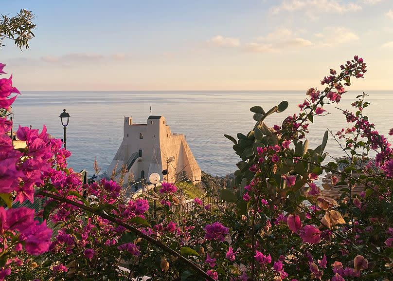 Blick auf den Wachturm von Sperlonga aus dem 16. Jahrhundert, Torre Truglia, bei Sonnenuntergang. 18. Februar 2024.