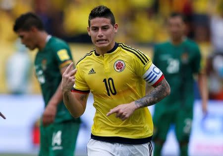 Foto del jueves del centrocampista de Colombia James Rodríguez celebrando tras marcar de penal ante Bolivia por la eliminatoria sudamericana. 23/3/17. La selección colombiana de fútbol venció el jueves 1-0 a Bolivia con un agónico gol de penal del centrocampista James Rodríguez, un triunfo que la mantiene con posibilidades de clasificar al Mundial 2018. REUTERS/Jaime Saldarriaga