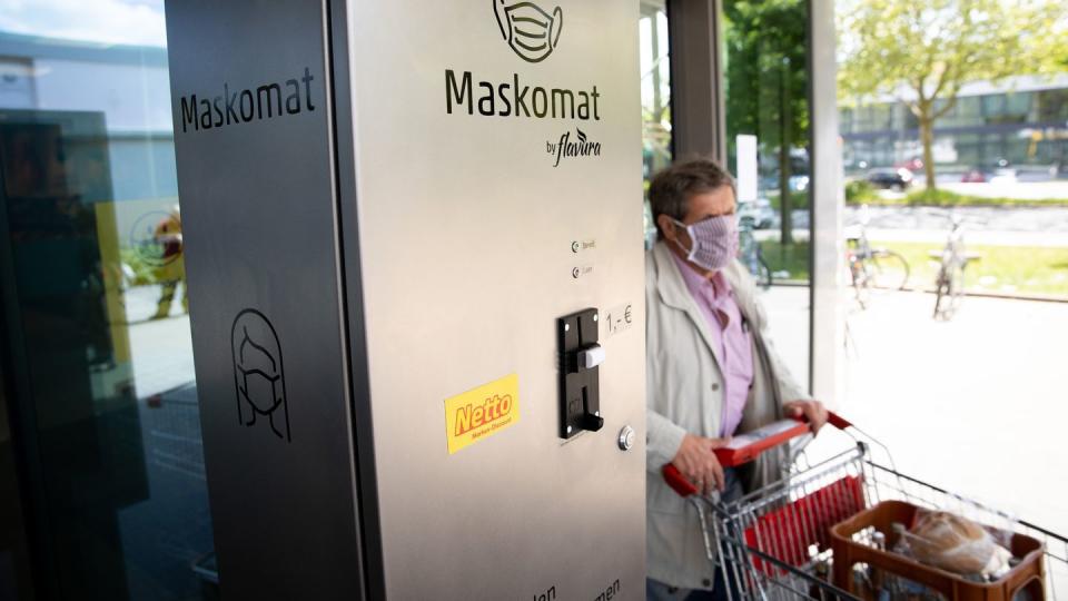 Ein «Maskomat» des Berliner Automatenherstellers Flavura steht am Eingang eines Supermarktes.